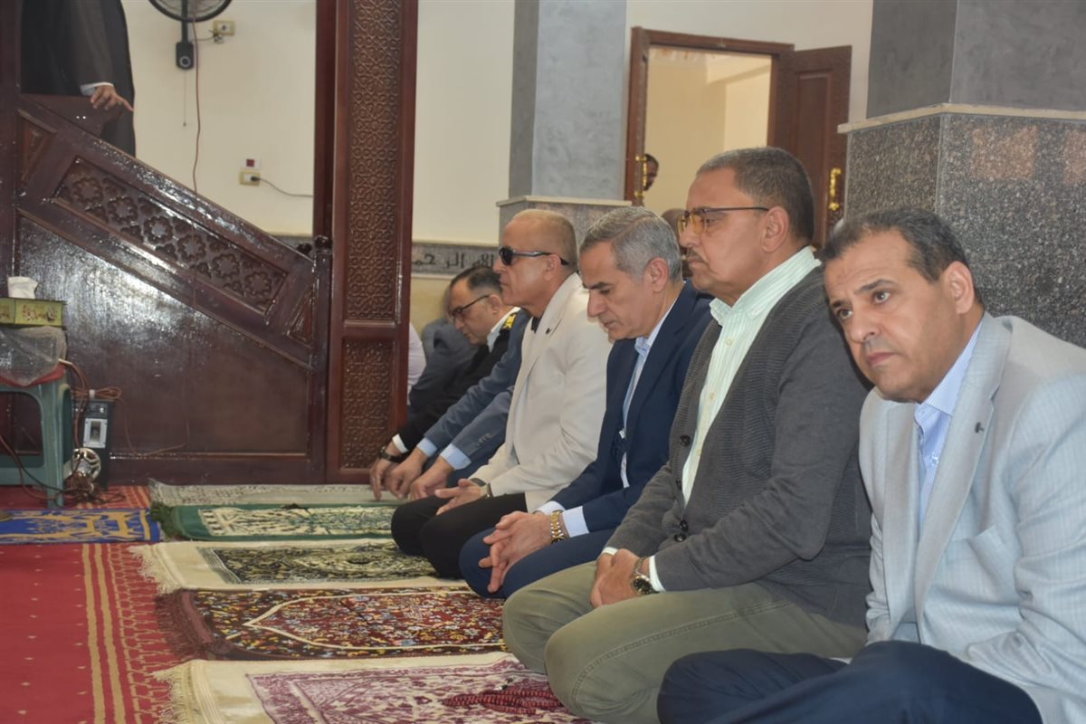 محافظ الأقصر يؤدي صلاة الجمعة بشركةً المياه&nbsp;