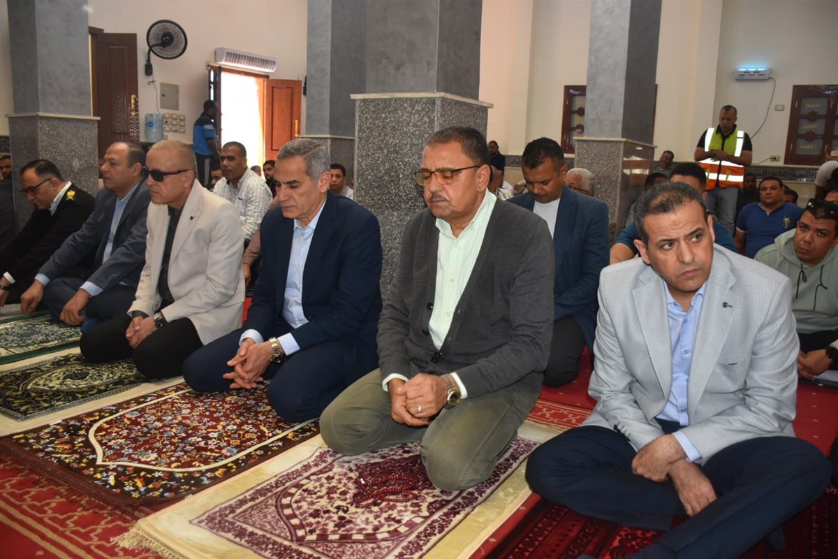 محافظ الأقصر يؤدي صلاة الجمعة بشركةً المياه&nbsp;