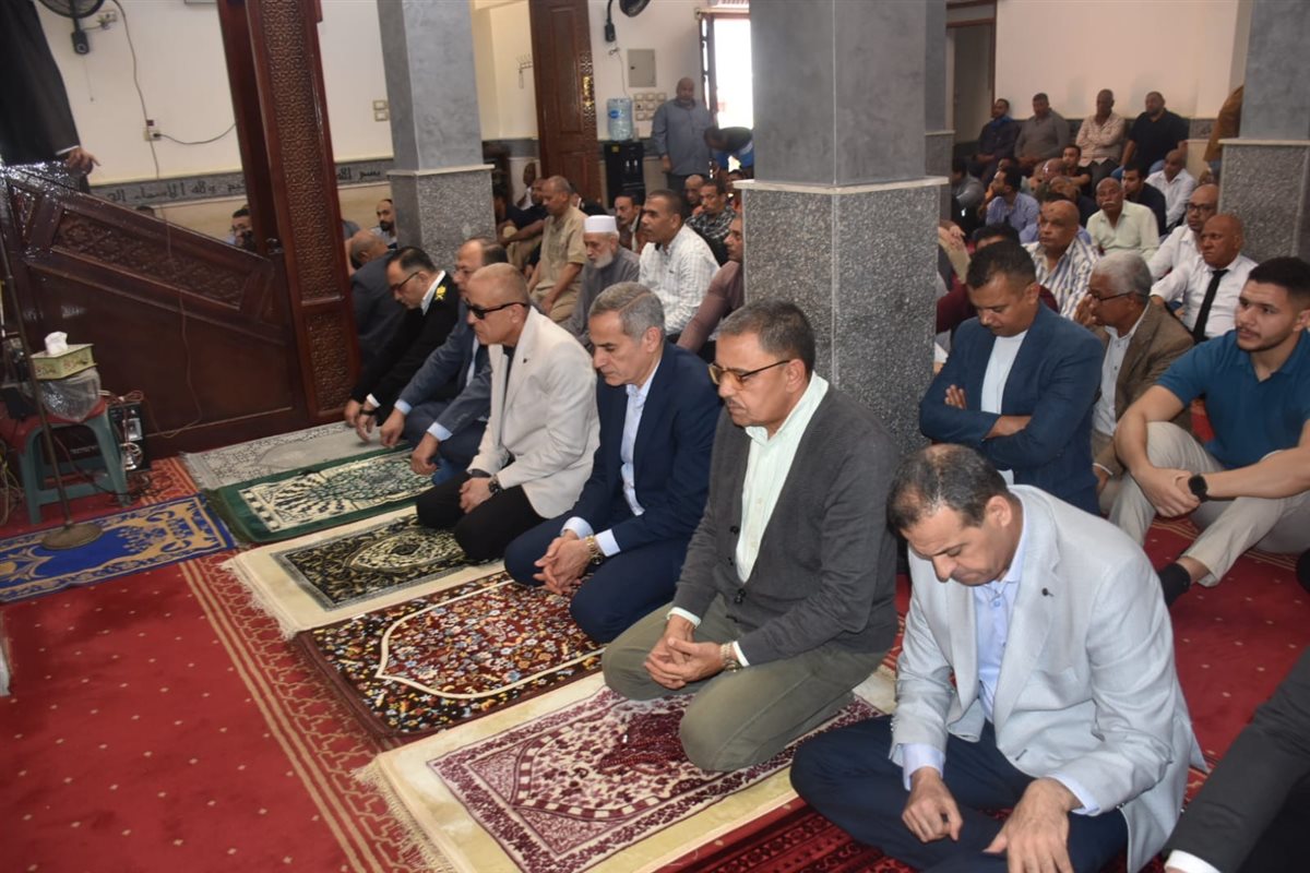 محافظ الأقصر يؤدي صلاة الجمعة بشركةً المياه&nbsp;