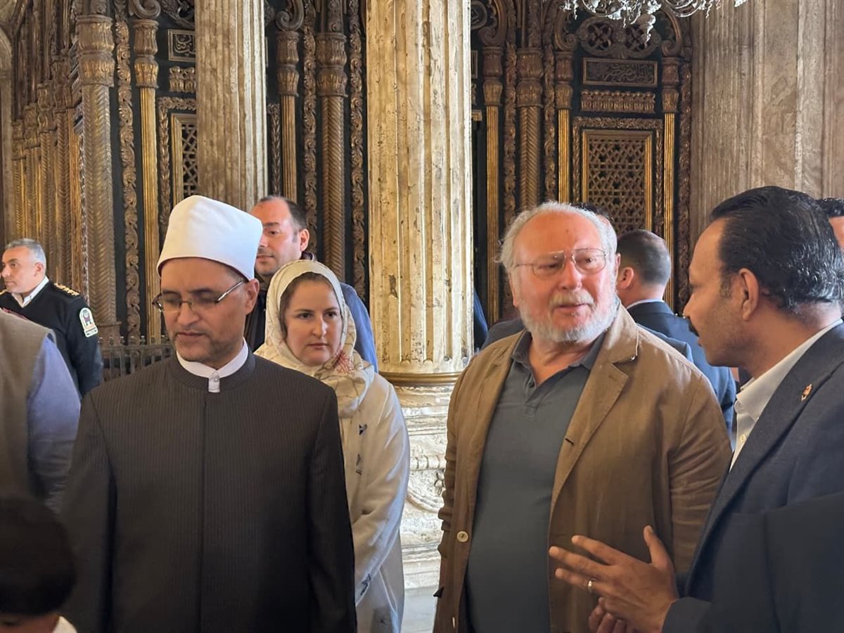 الملك أحمد فؤاد الثاني يؤدي صلاة الجمعة بمسجد محمد علي بالقلعة