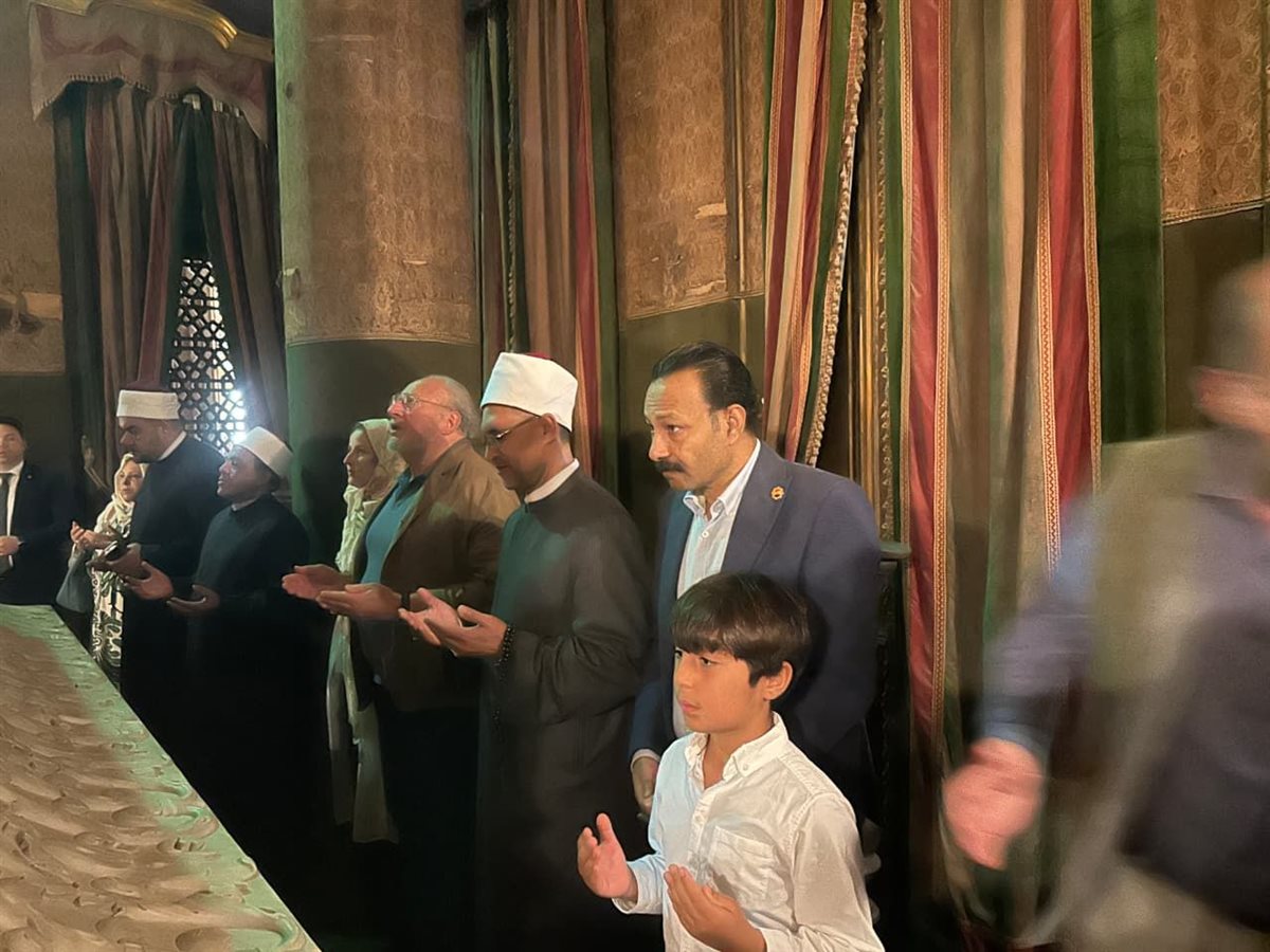 الملك أحمد فؤاد الثاني يؤدي صلاة الجمعة بمسجد محمد علي بالقلعة
