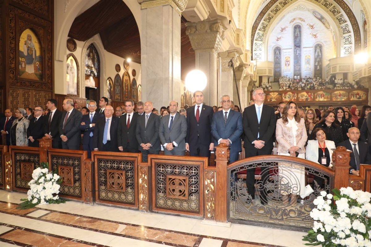 وزير الإنتاج الحربي يهنئ البابا تواضروس بعيد القيامة المجيد