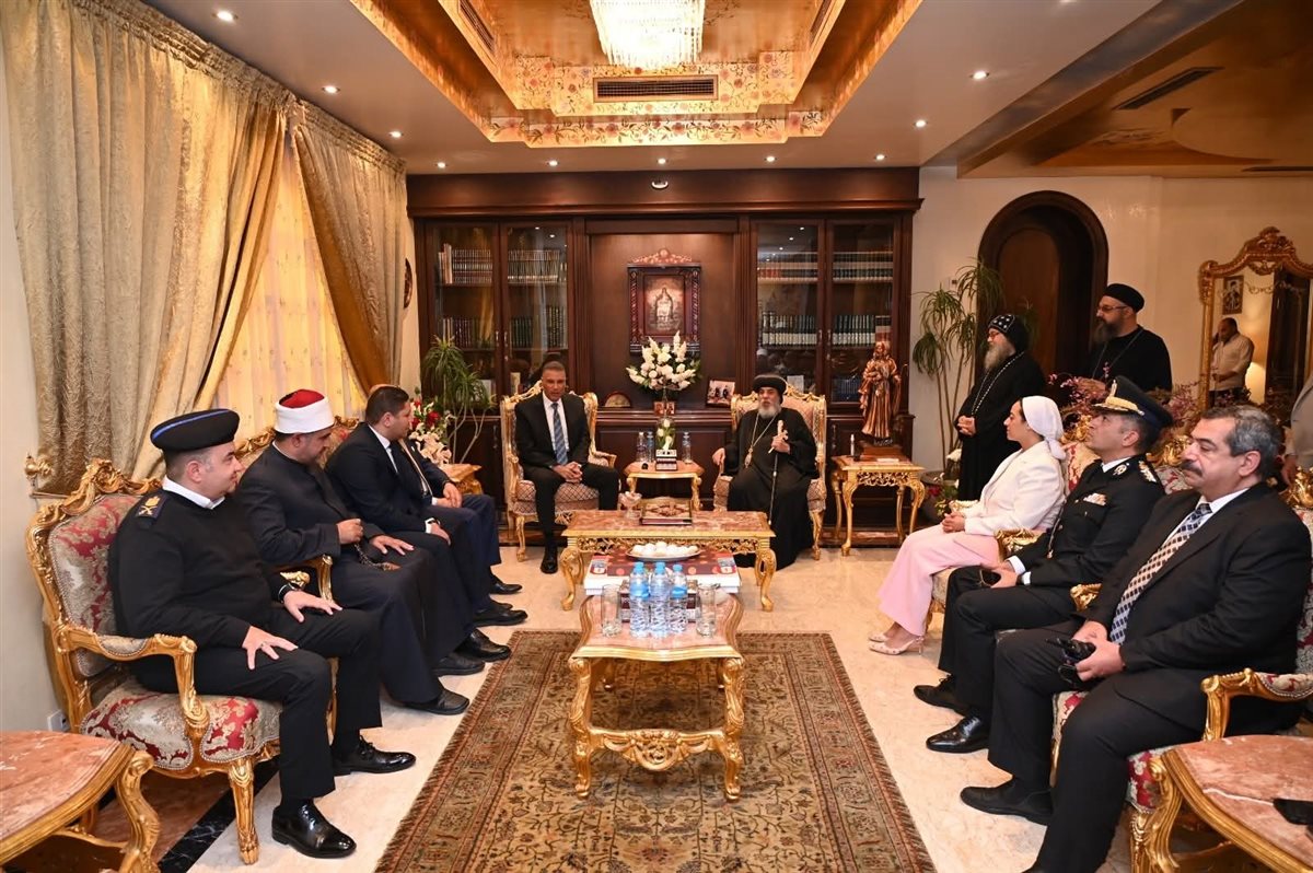 محافظ جنوب سيناء يزور كاتدرائية السمائيين بشرم الشيخ لتهنئة الأقباط بعيد القيامة