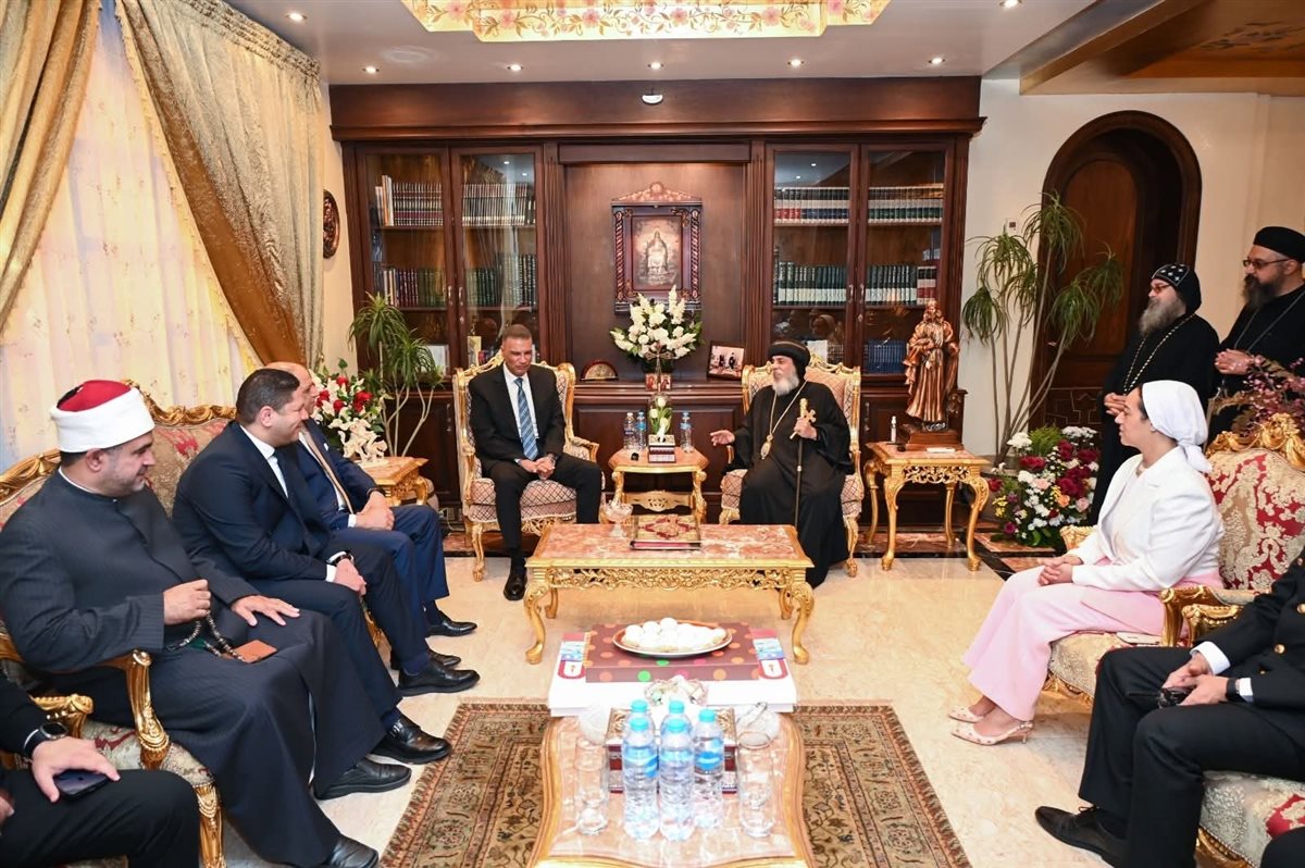 محافظ جنوب سيناء يزور كاتدرائية السمائيين بشرم الشيخ لتهنئة الأقباط بعيد القيامة