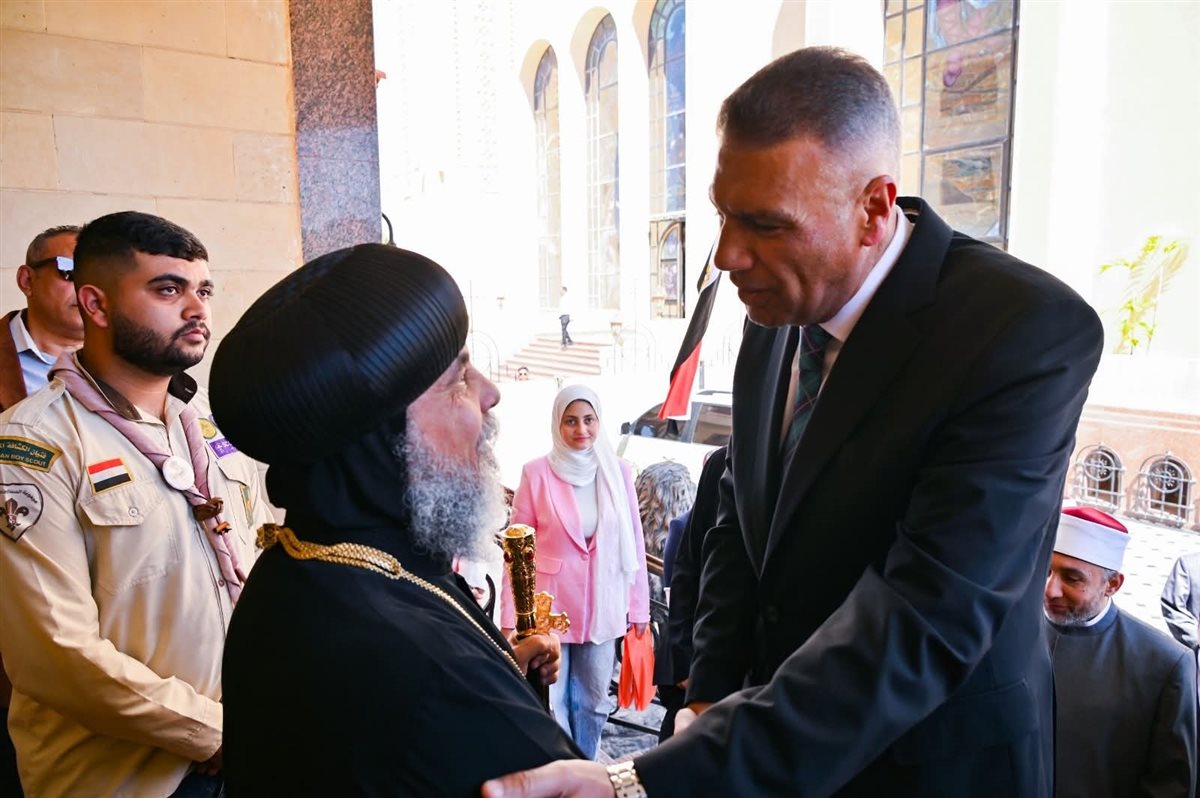 محافظ جنوب سيناء يزور كاتدرائية السمائيين بشرم الشيخ لتهنئة الأقباط بعيد القيامة