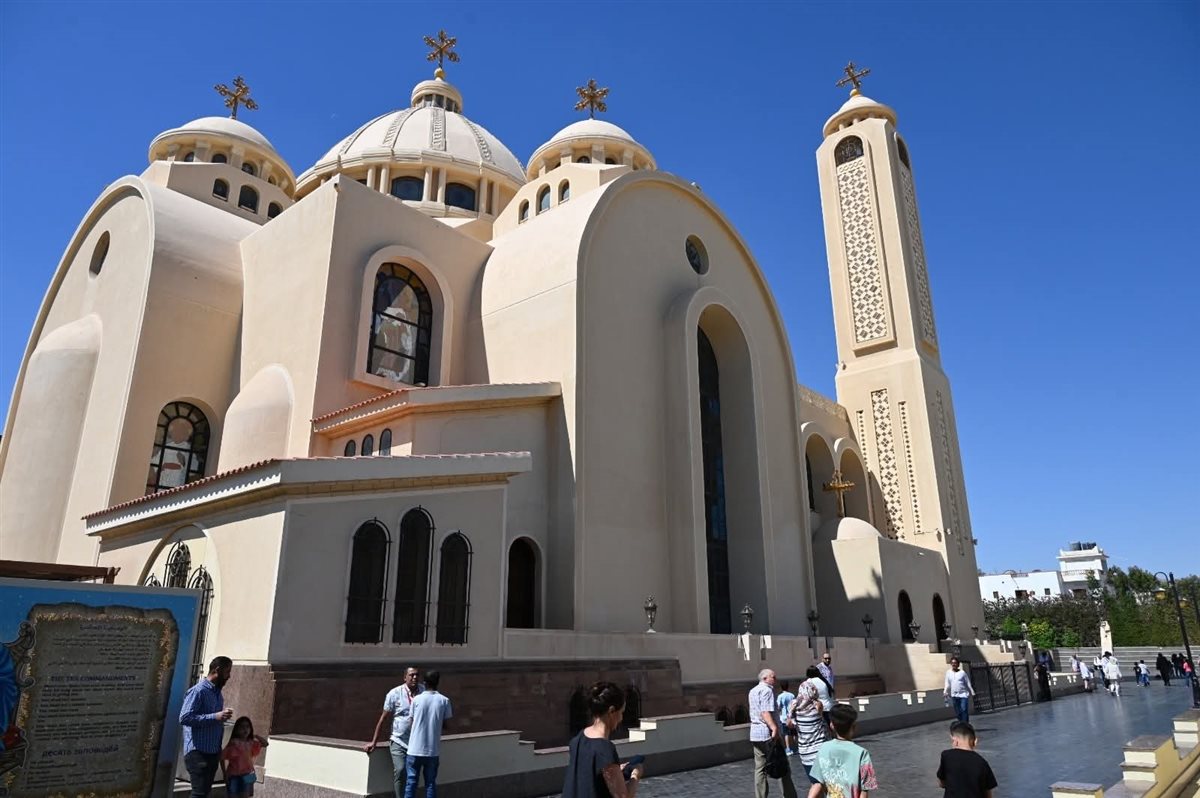 محافظ جنوب سيناء يزور كاتدرائية السمائيين بشرم الشيخ لتهنئة الأقباط بعيد القيامة