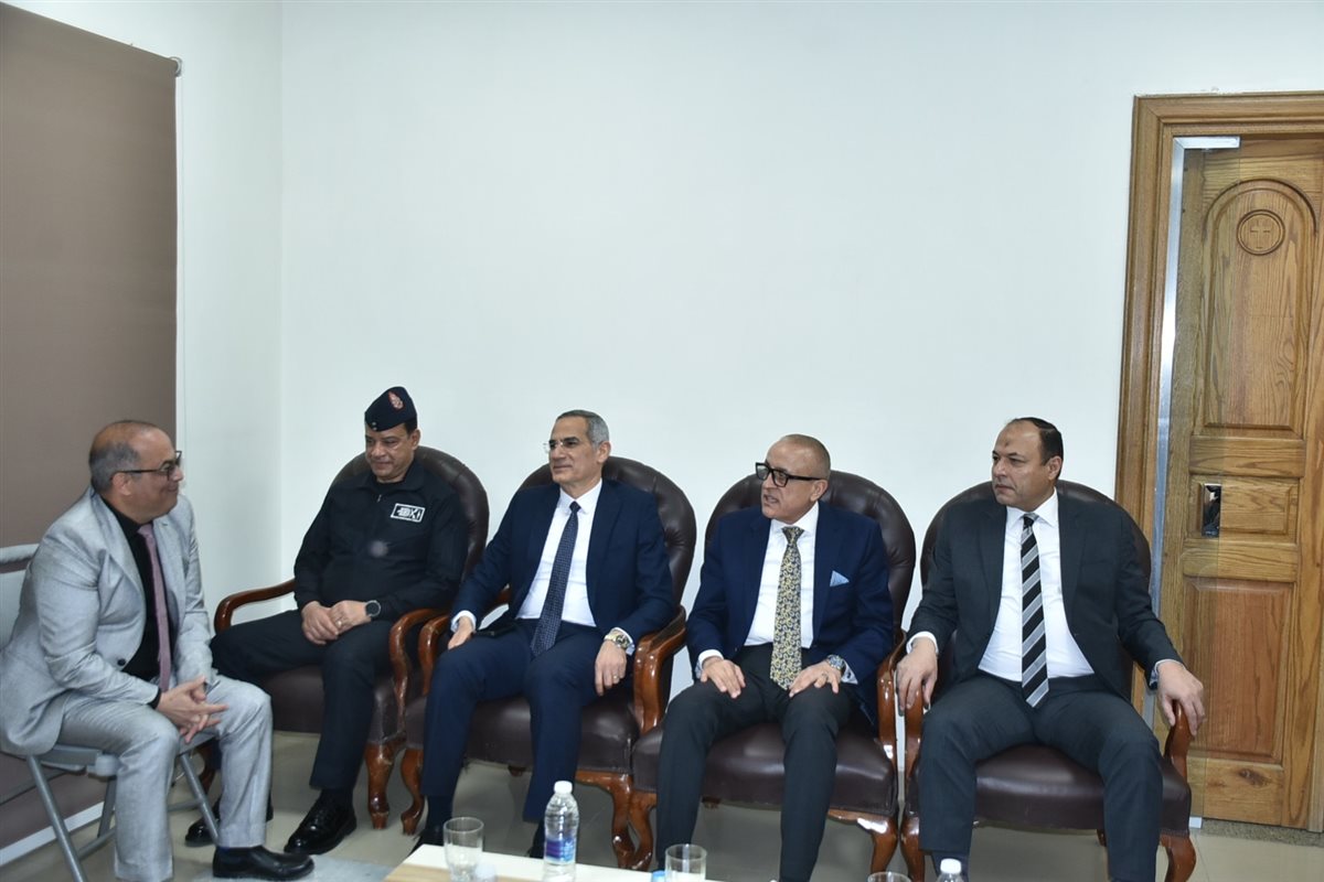 خلال جولة على الكنائس محافظ الأقصر يهنئ الطوائف المسيحية&nbsp;
