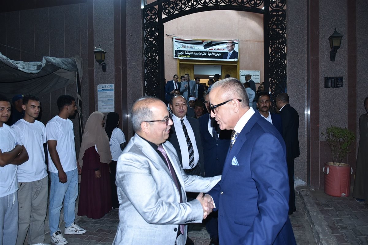 خلال جولة على الكنائس محافظ الأقصر يهنئ الطوائف المسيحية&nbsp;