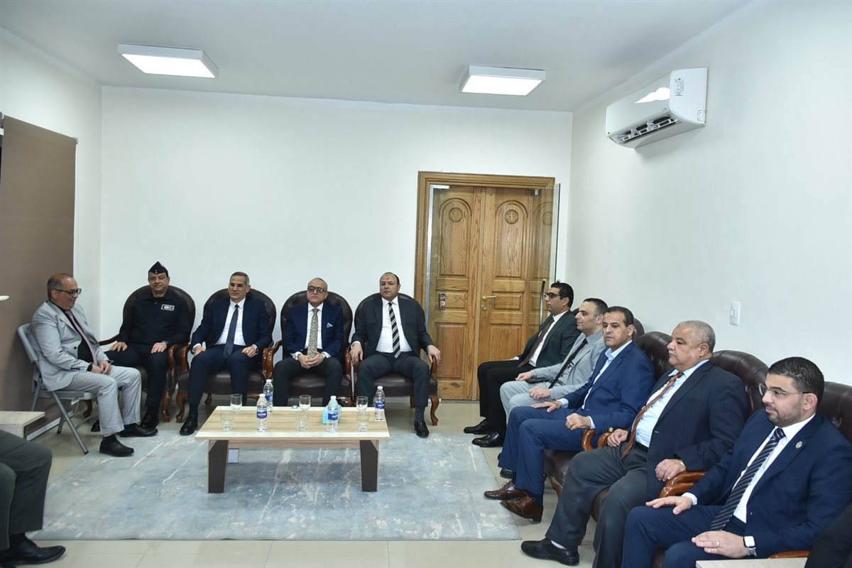 خلال جولة على الكنائس محافظ الأقصر يهنئ الطوائف المسيحية&nbsp;