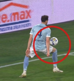 <strong>لقطة لمس الكرة يد فيديريكو جاتي لاعب يوفنتوس داخل منقطة الجزاء في مباراة يوفنتوس واتالانتا&nbsp;</strong>