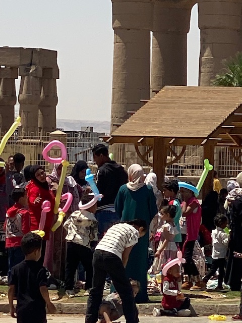 البالونات الملونة تزيّن الرؤوس في شم النسيم بالأقصر&nbsp;