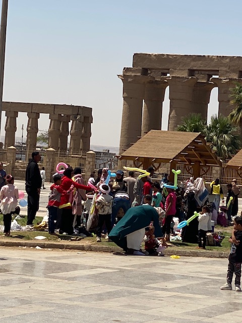 البالونات الملونة تزيّن الرؤوس في شم النسيم بالأقصر&nbsp;