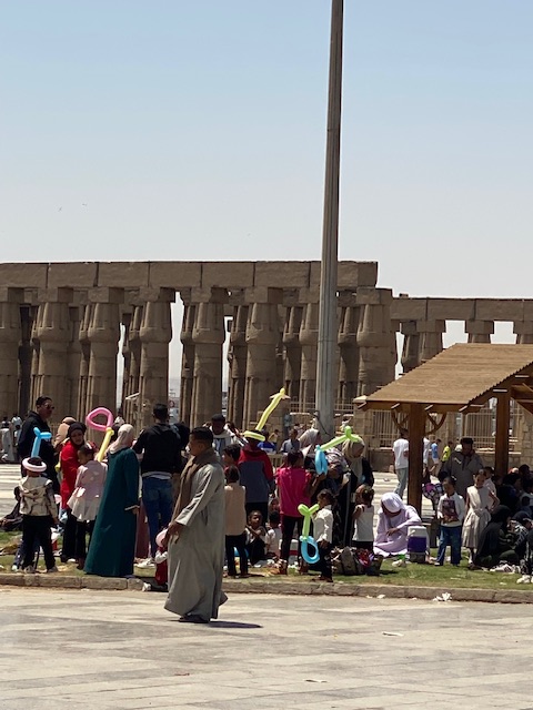البالونات الملونة تزيّن الرؤوس في شم النسيم بالأقصر&nbsp;