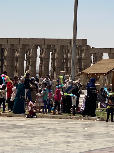 البالونات الملونة تزيّن الرؤوس في شم النسيم بالأقصر&nbsp;