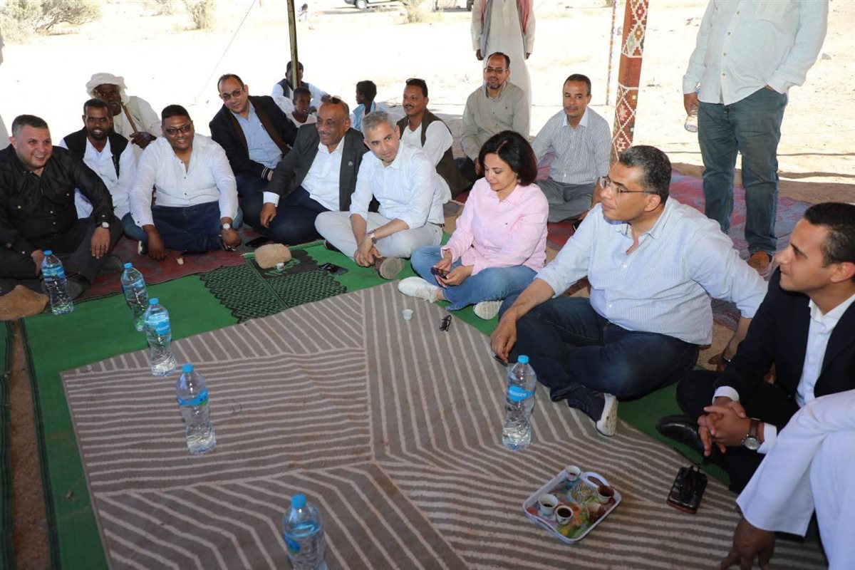محافظ البحر الأحمر يلتقي أهالي محمية جبل علبة