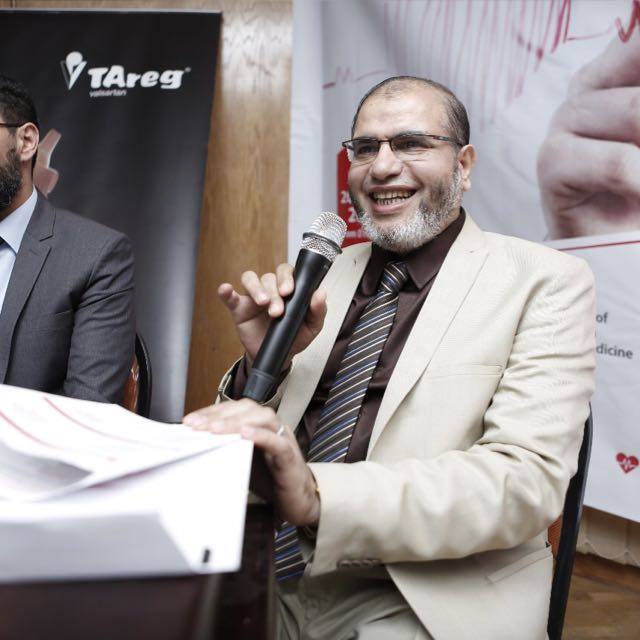 استاذ بطب الأزهر يقدم لطلابه شاي وقهوة وعصير خلال المحاضرات و200 جنية مكافأة لـ10أسئلة
