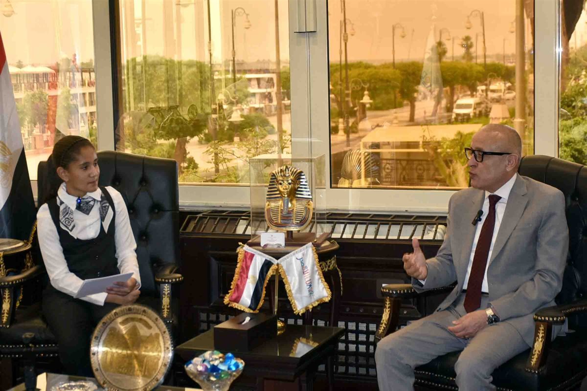 لقاء محافظ الأقصر مع إحدى الطالبات&nbsp;