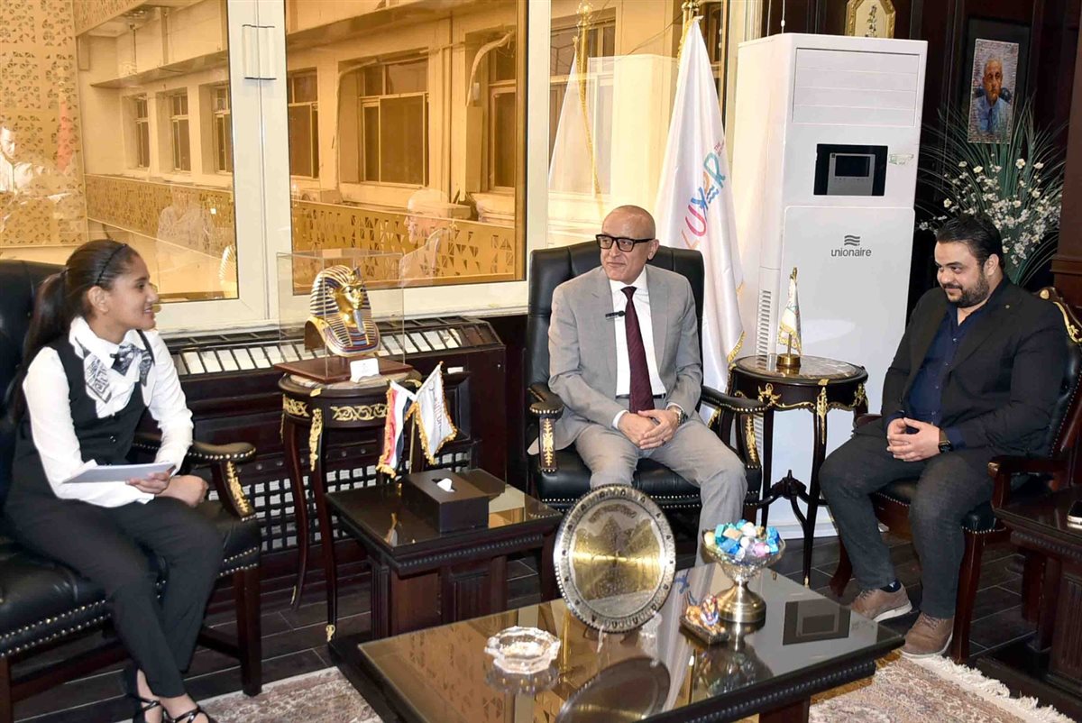 لقاء محافظ الأقصر مع إحدى الطالبات&nbsp;