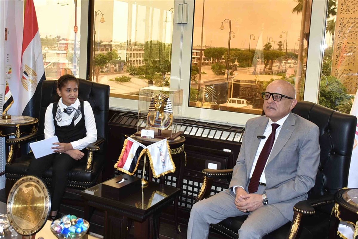 لقاء محافظ الأقصر مع إحدى الطالبات&nbsp;