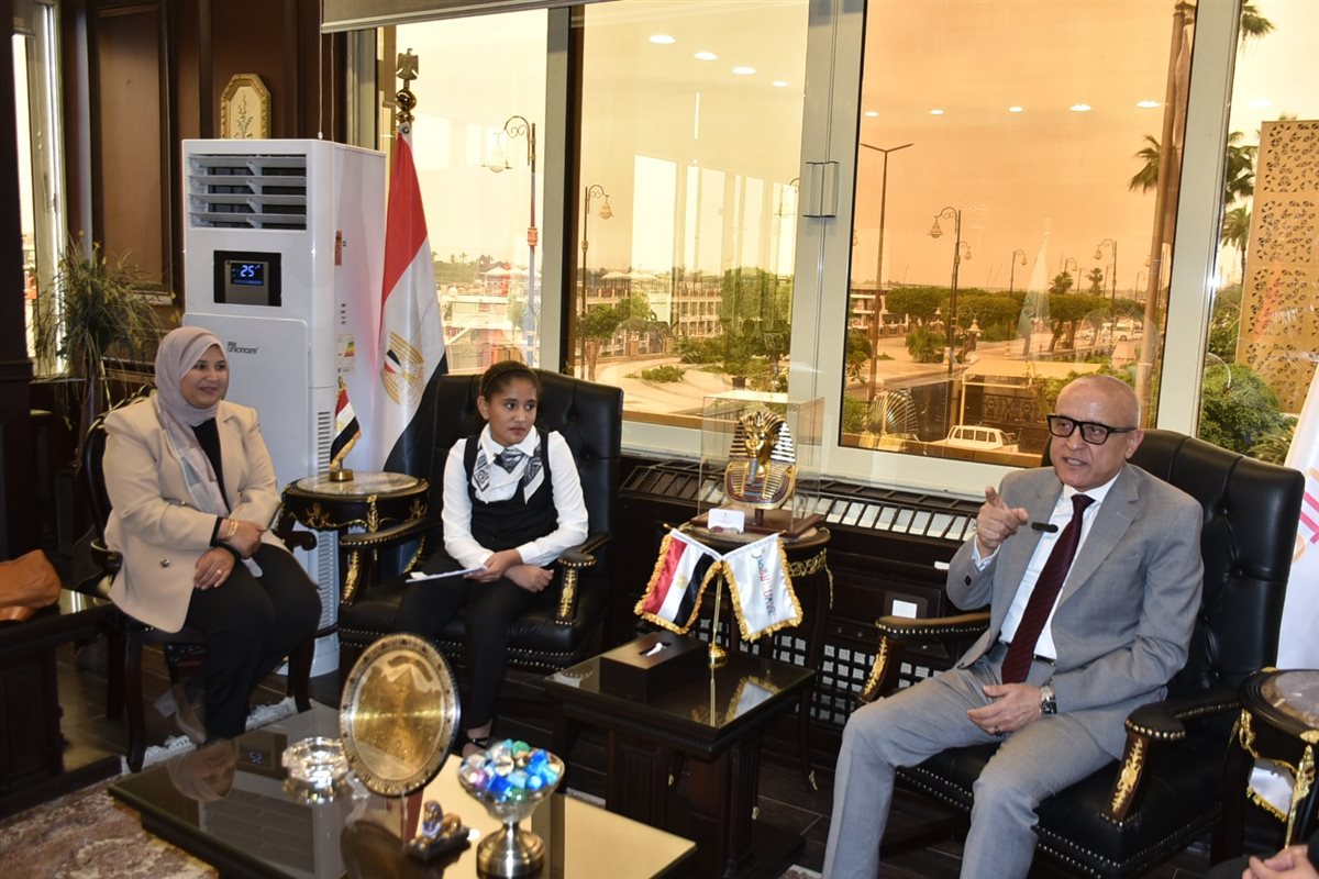 لقاء محافظ الأقصر مع إحدى الطالبات&nbsp;
