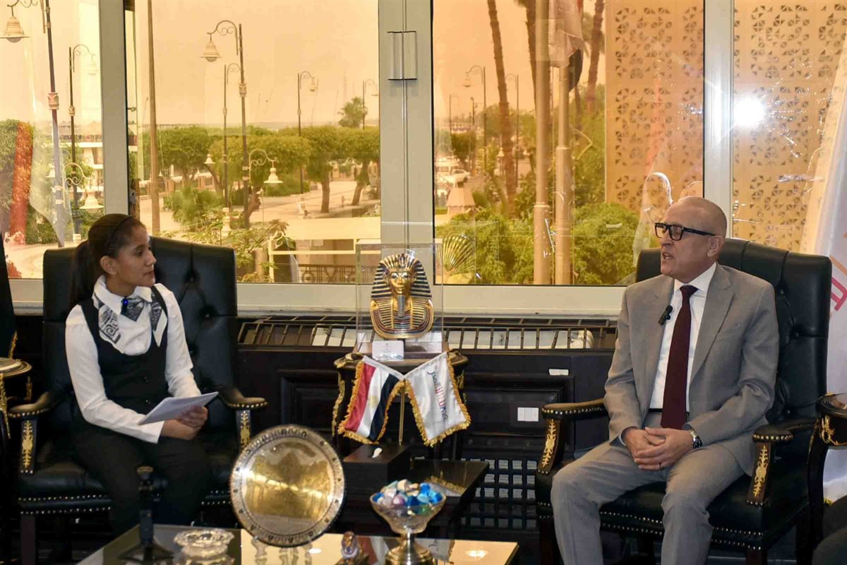 لقاء محافظ الأقصر مع إحدى الطالبات&nbsp;