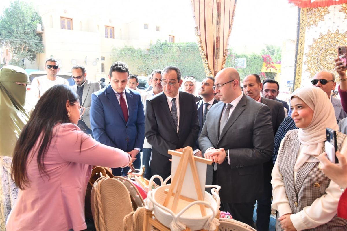 محافظ الفيوم يتفقد معرض أيادي مصر للحرف اليدوية والتراثية بقرية تونس