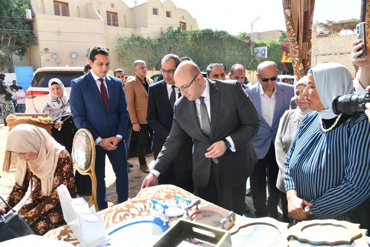 محافظ الفيوم يتفقد معرض أيادي مصر للحرف اليدوية والتراثية بقرية تونس