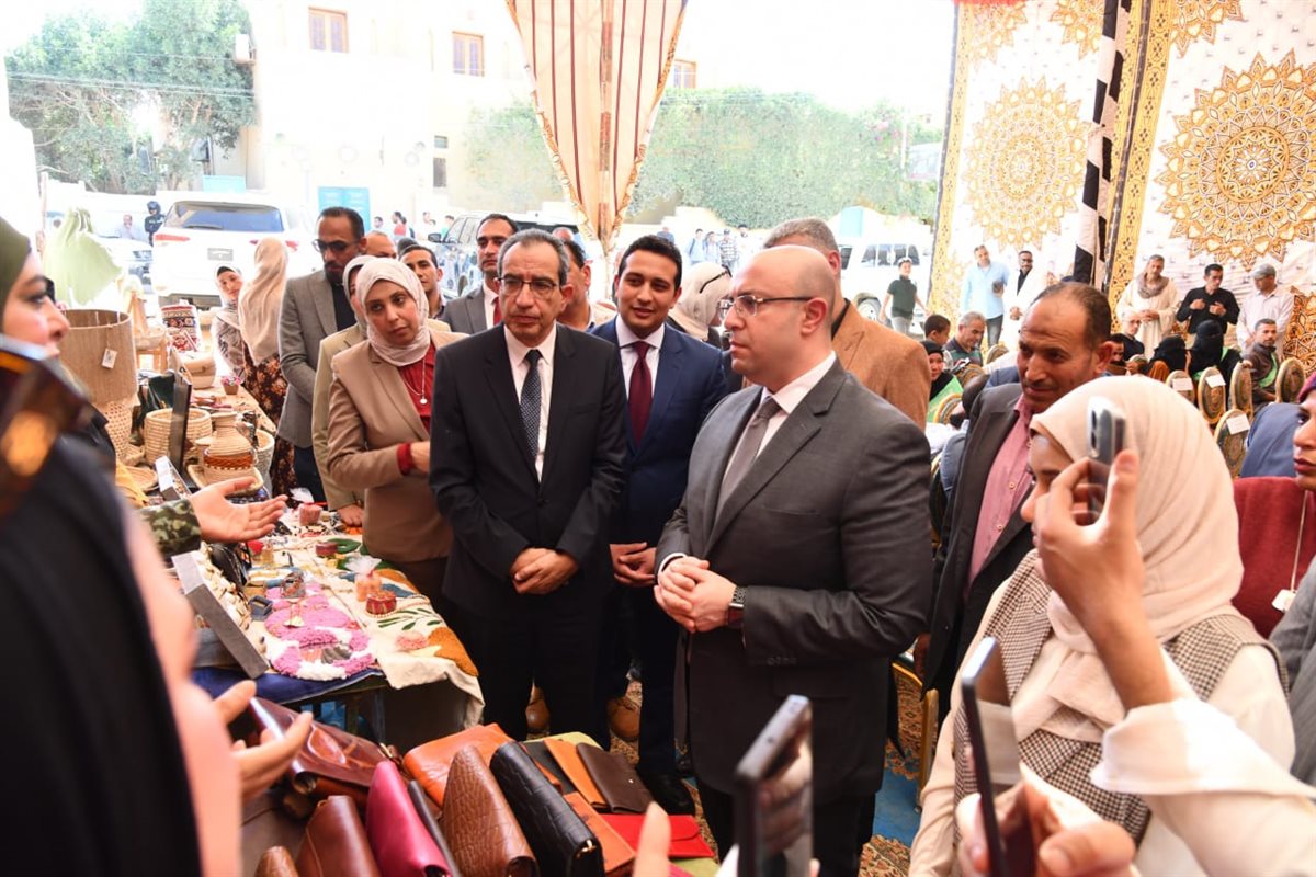 محافظ الفيوم يتفقد معرض أيادي مصر للحرف اليدوية والتراثية بقرية تونس