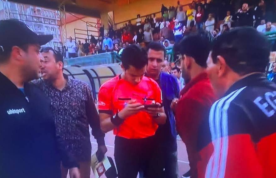 لحظة مراجعة الحكم لعبة ركلة الجزاء عبر الموبايل