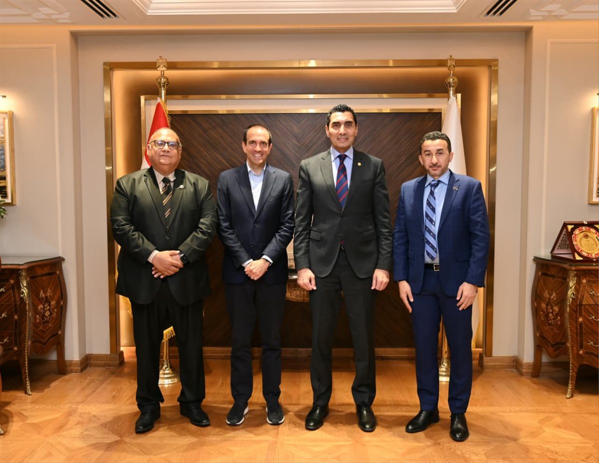 <strong>وزير الشباب ورئيس الاتحاد الدولي للبادل</strong>