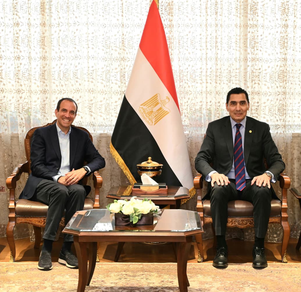 <strong>وزير الشباب ورئيس الاتحاد الدولي للبادل</strong>