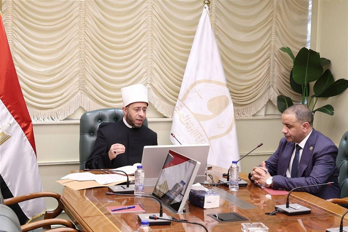 وزير الأوقاف يناقش خطط تعظيم عوائد الوقف وتطوير آليات الاستثمار لدى هيئة الأوقاف