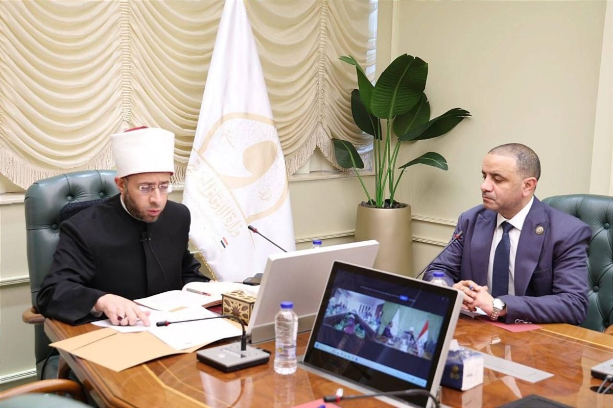 وزير الأوقاف يناقش خطط تعظيم عوائد الوقف وتطوير آليات الاستثمار لدى هيئة الأوقاف