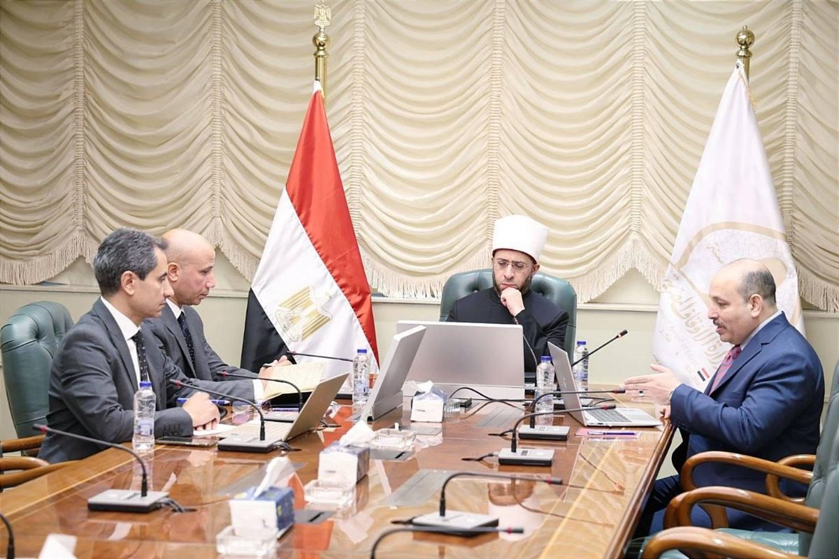 وزير الأوقاف يناقش خطط تعظيم عوائد الوقف وتطوير آليات الاستثمار لدى هيئة الأوقاف