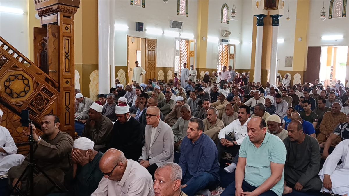 محافظ الأقصر يؤدي صلاة الجمعة&nbsp;