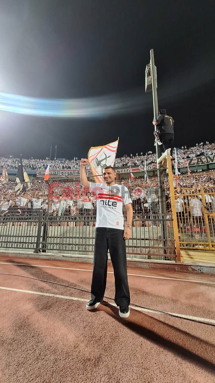 <strong>طارق حامد يعلن اعتزال كرة القدم بالاحتفال مع جماهير الزمالك&nbsp;</strong>