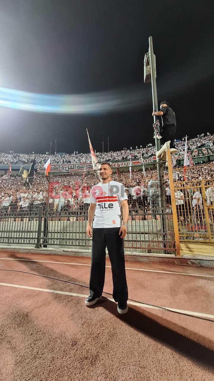 <strong>طارق حامد يعلن اعتزال كرة القدم بالاحتفال مع جماهير الزمالك&nbsp;</strong>