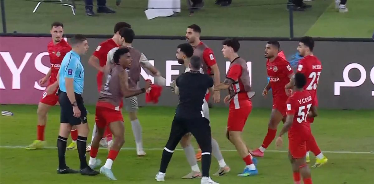 <strong>اعتراضات لاعبو شباب الأهلي دبي الإماراتي على حكم مباراتهم أمام ماتشيدا زيلفيا الياباني</strong>