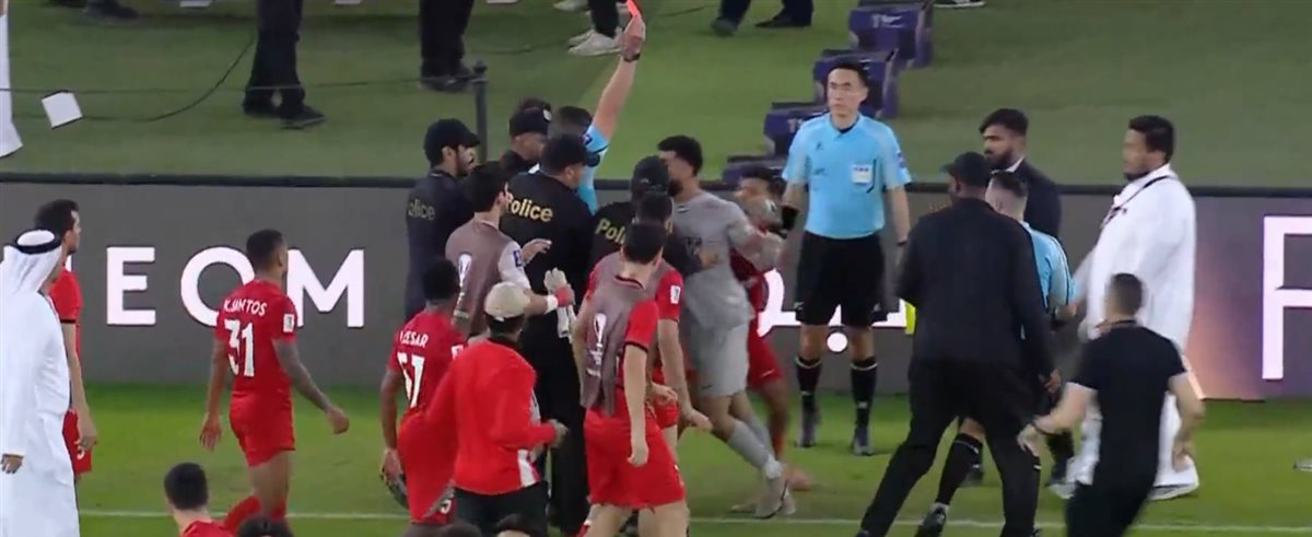 <strong>اعتراضات لاعبو شباب الأهلي دبي الإماراتي على حكم مباراتهم أمام ماتشيدا زيلفيا الياباني</strong>