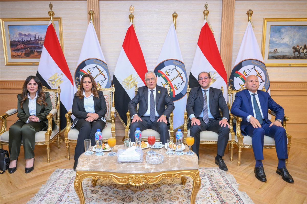 النيابة العامة تُسلم سبائك فضية ووثائق لعدد من الأراضي التي أُخليت من المركبات المتحفظ عليها