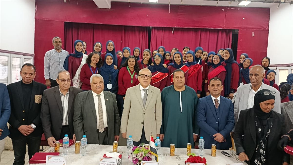 محافظ الأقصر وزيارة لمدرسة أرمنت الثانوية بنات&nbsp;