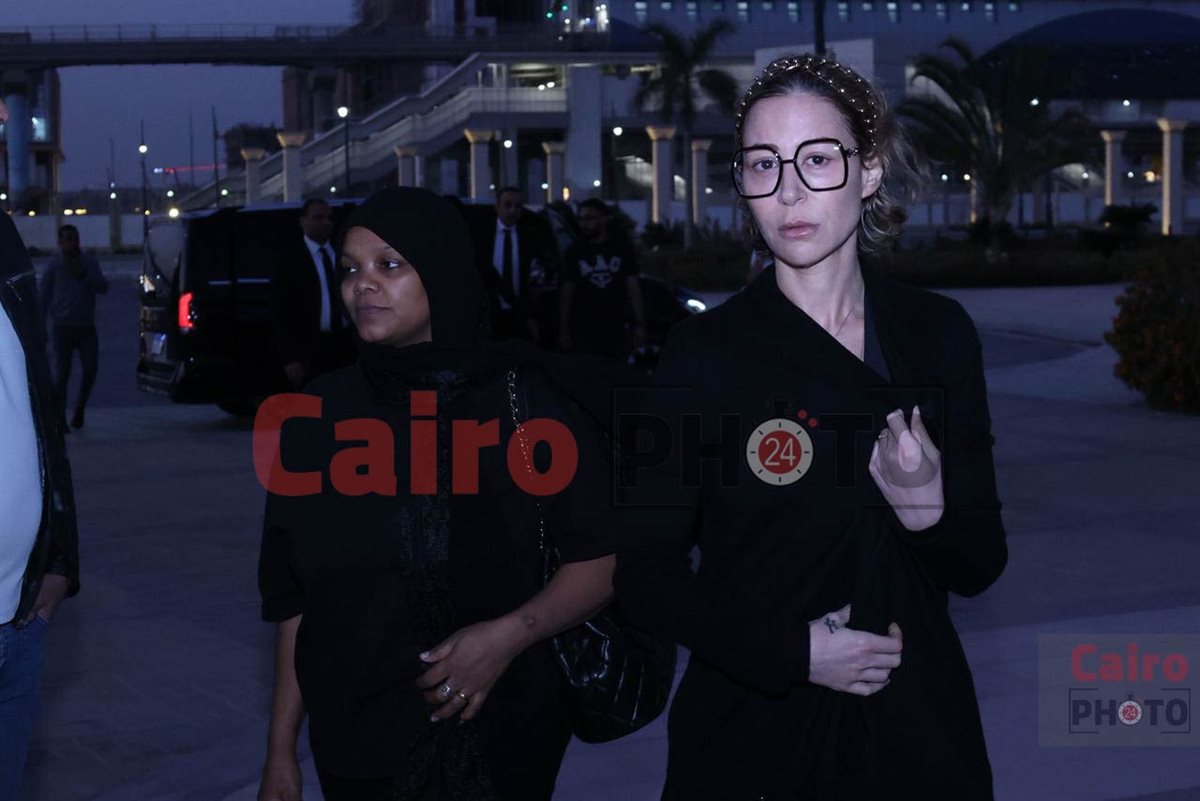 منة شلبي في عزاء والدها
