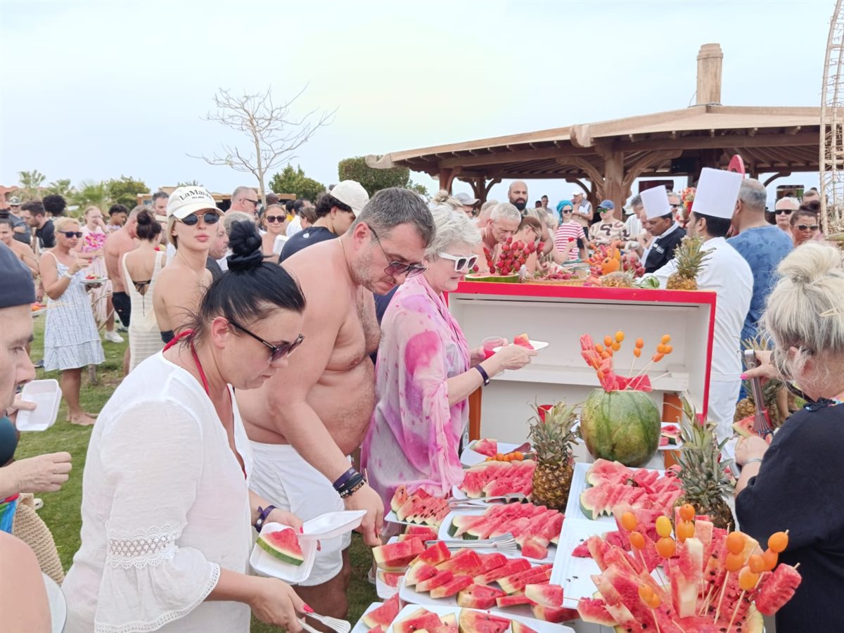 مهرجان الفراولة والبطيخ علي شواطئ مرسي علم 