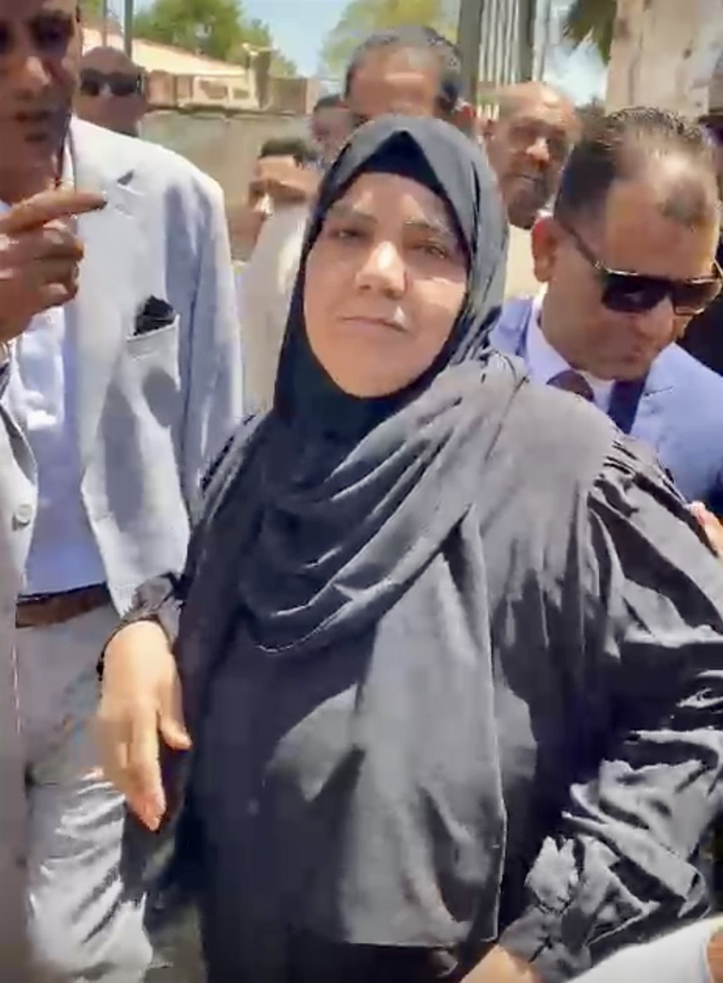 موقف عفوي بين محافظ الأقصر وسيدة من أرمنت
