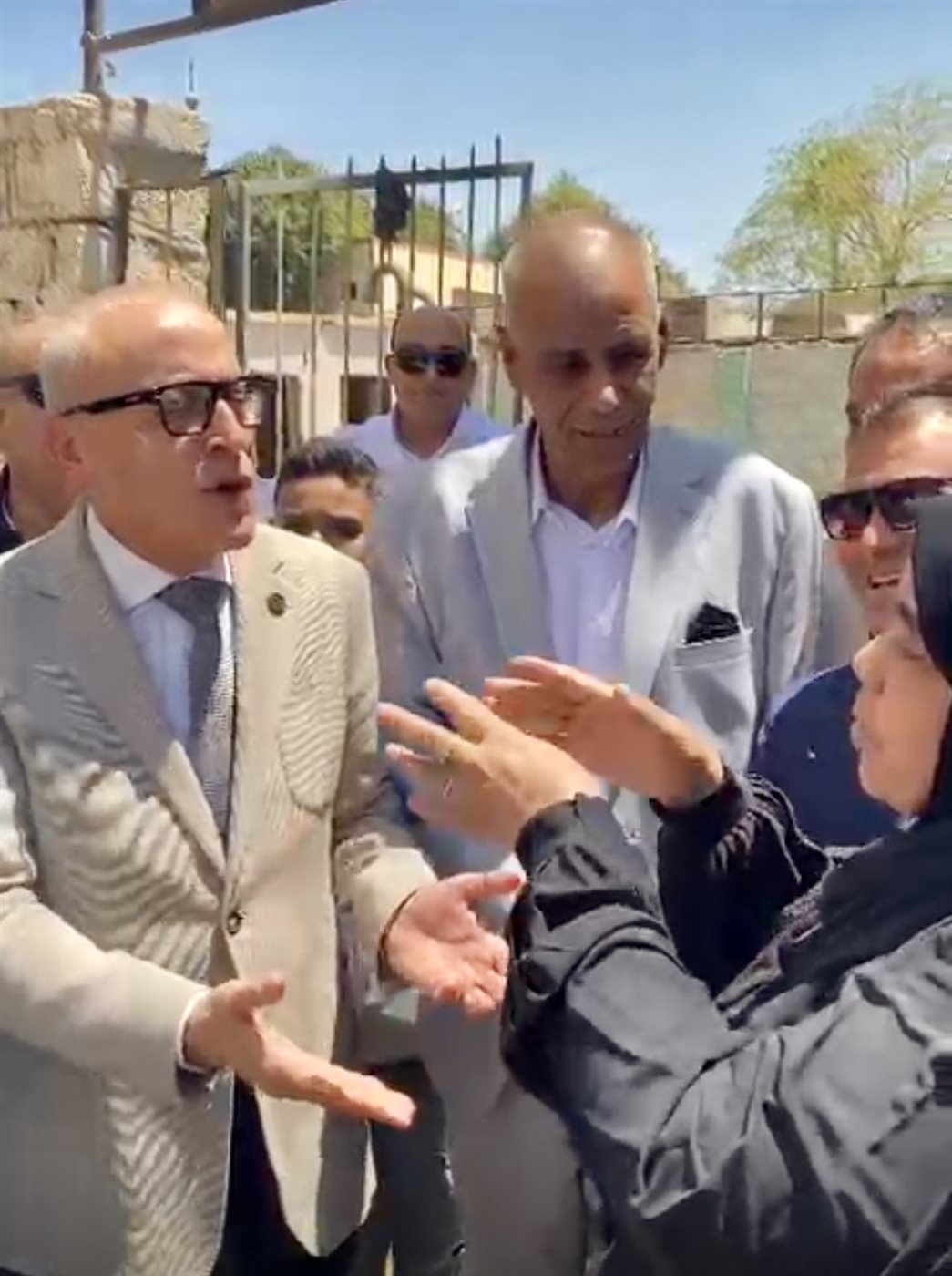 موقف عفوي بين محافظ الأقصر وسيدة من أرمنت