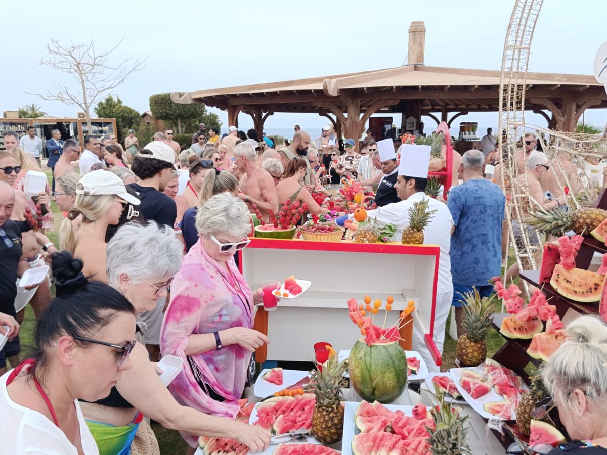 مهرجان الفراولة والبطيخ علي شواطئ مرسي علم 