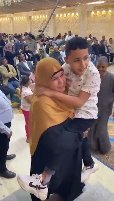 حملت إبنها على كتفها لتسلم تكريمة