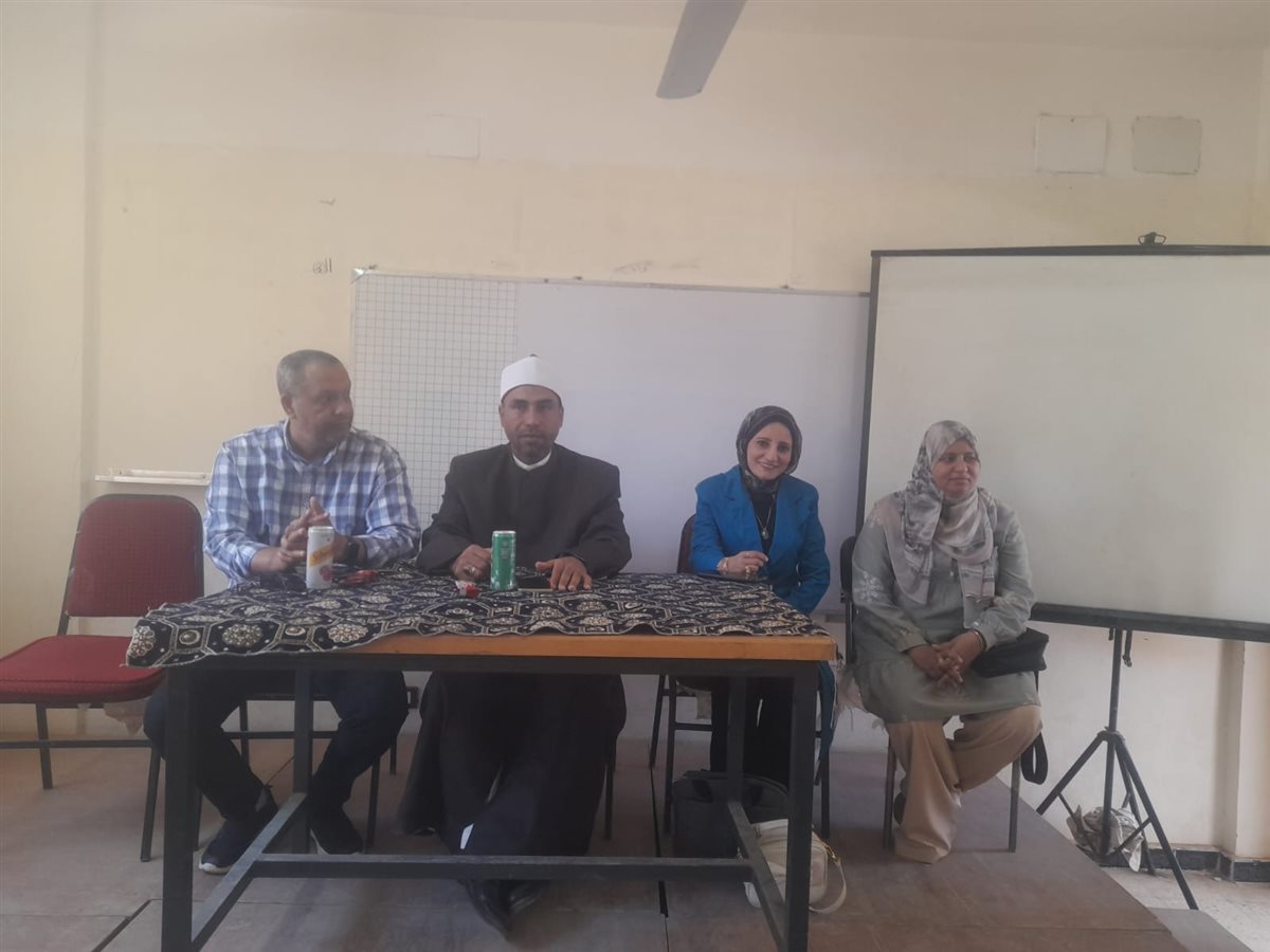 ندوات توعوية مكثفة بالمدارس