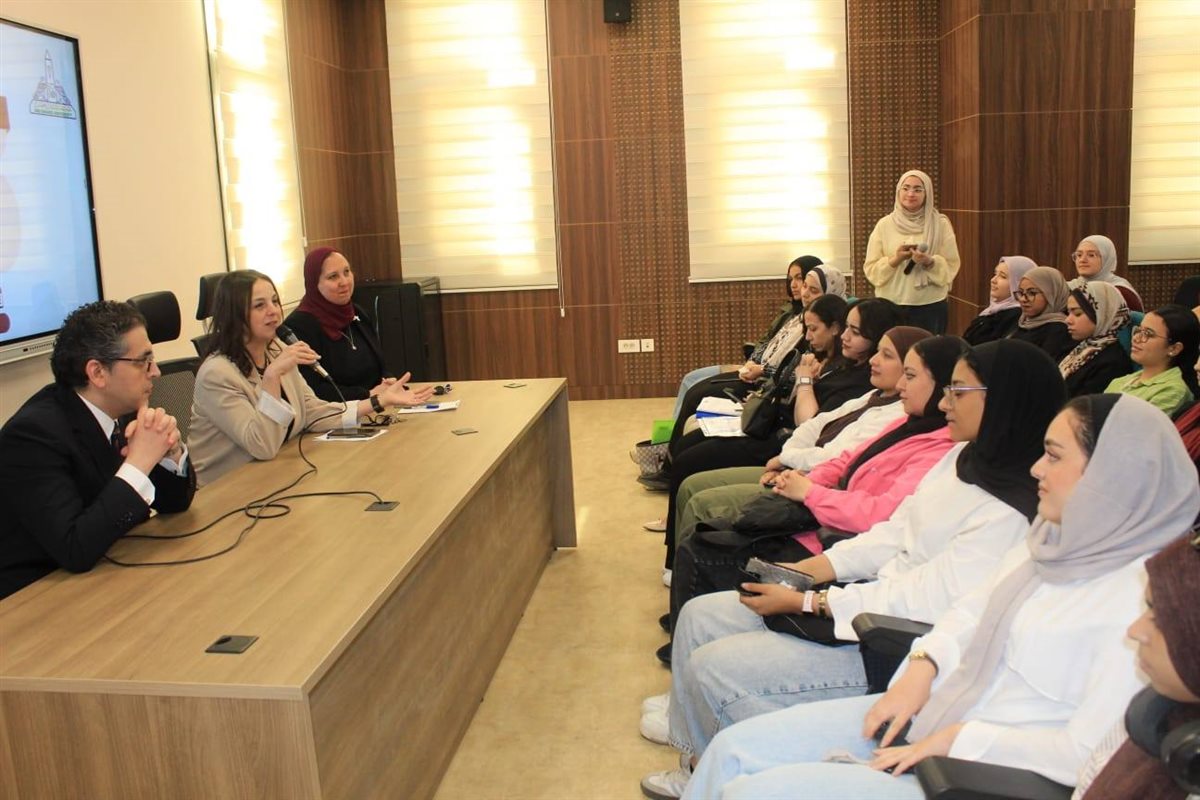كلية الإعلام بجامعة عين شمس تكرم الدكتور مهاب مجاهد