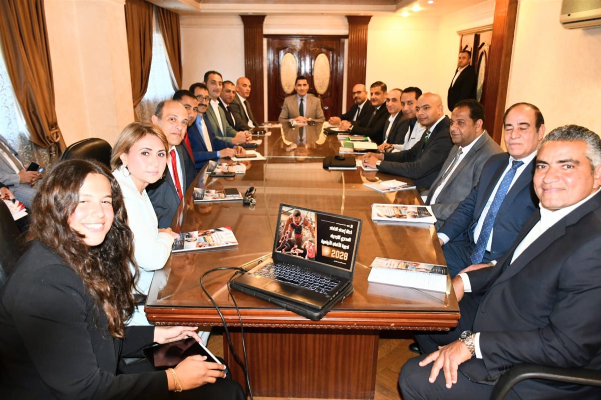 جانب من اجتماع وزير الرياضة مع<strong> مجلس إدارة اتحاد التجديف لمتابعة</strong>